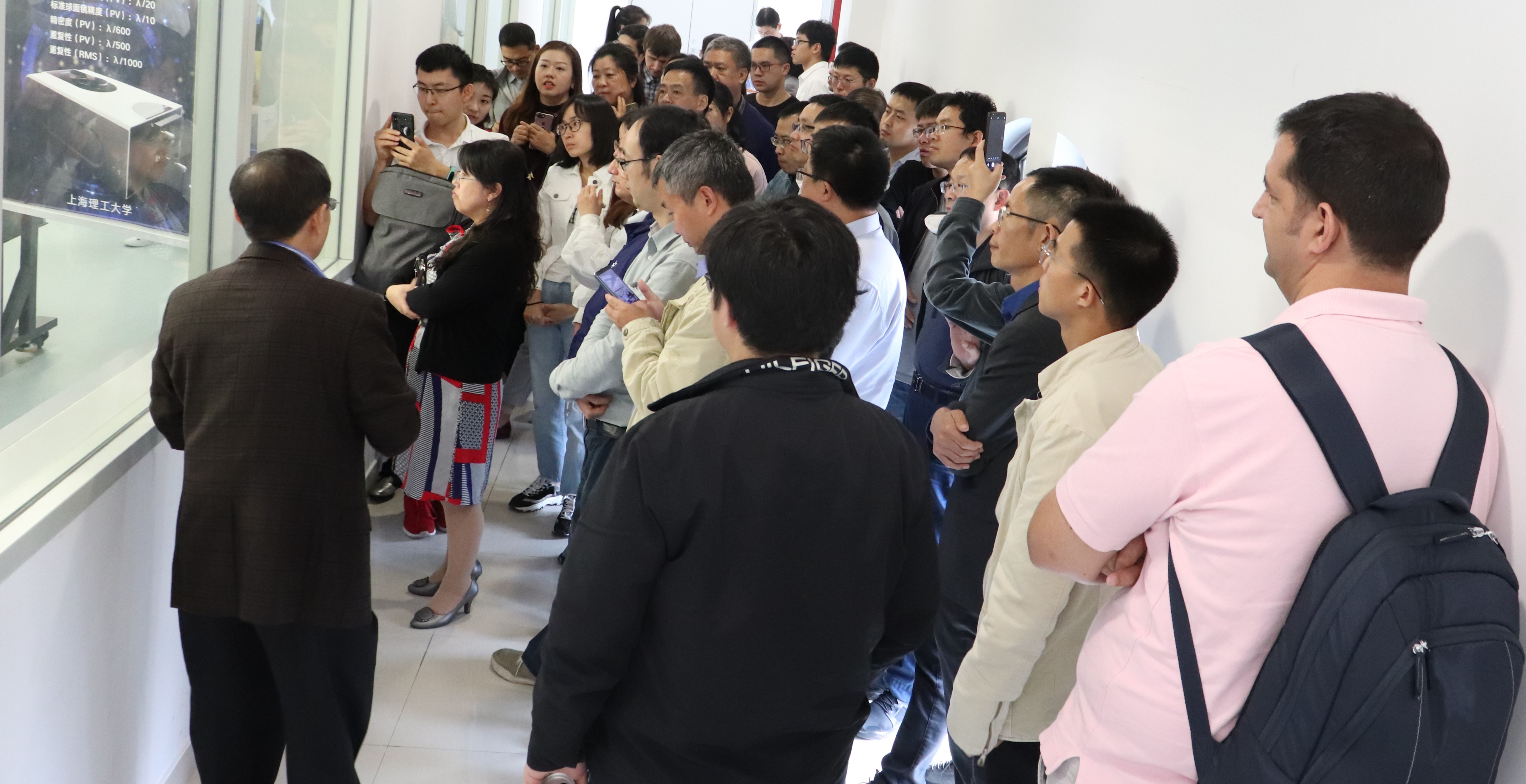 與會專家參觀超凈干涉儀實驗室.jpg